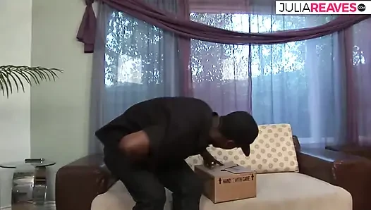 Naomi благодарит почтальона за трах