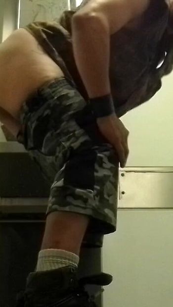 Prosty facet z armii używa brudnej publicznej kabiny dojenia analnego dildo w pozycji na pieska z ogromnym rambone sextoy na ścianie