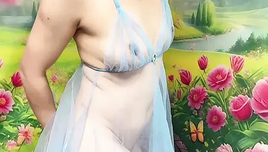 Perfekter körper trägt blaues kleid schön