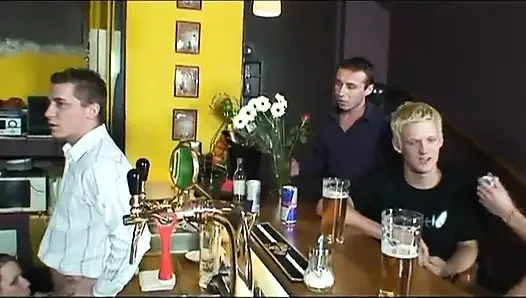 Pesta seks di pub... Cewek seksi rambut pirang beraksi