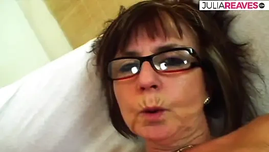 Alte schlampe lutscht einen riesigen schwanz und wird dann gefickt