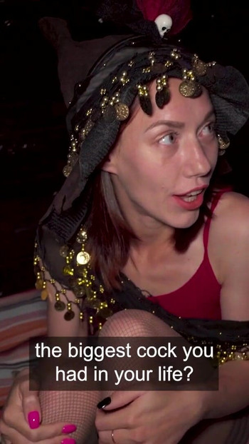 Brunetă latino minionă agață în public adânc pula mare, futai rapid și dur în dubă | Clip 1