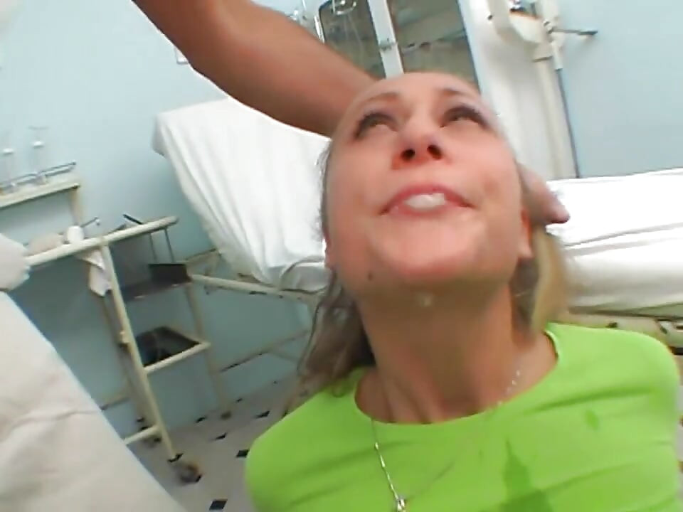 Seksowna blondynka jebanie w dupę, palcowania cipki, lizanie stóp