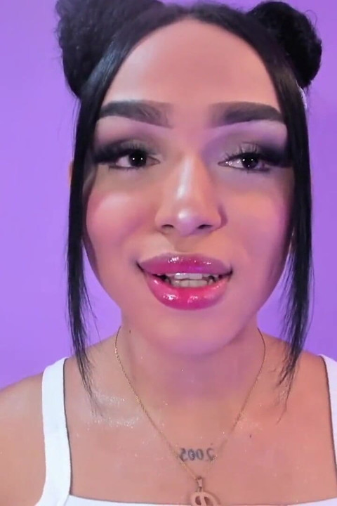 שפתיים סקסיות ומלאות