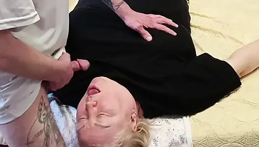 Komşuma boşalmak için sikimi sıvazlıyorum