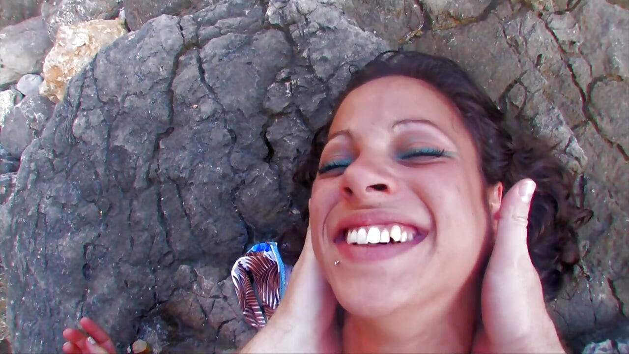 เธอยอมรับให้โดนเย็ดและโดนกระแทกบนชายหาด