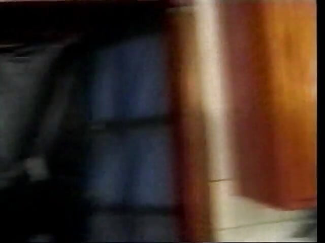 Tetona blanca milf consigue su coño mojado lamido en la cocina