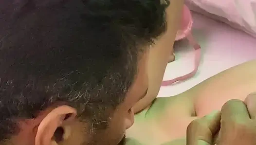 Мой пожилой друг так хорошо трахает меня и наполняет меня спермой домашнего секса - порно на испанском