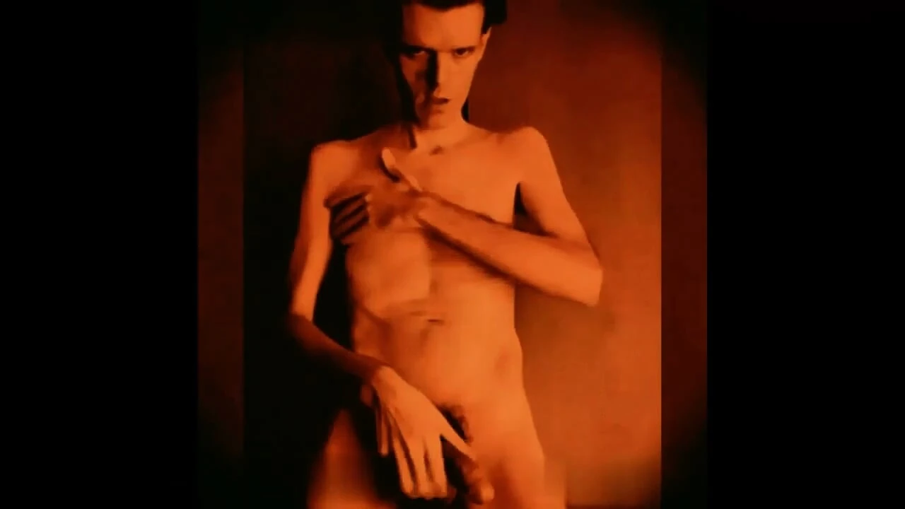 Britânico Freddie Sunfields em Flaming Red Desires