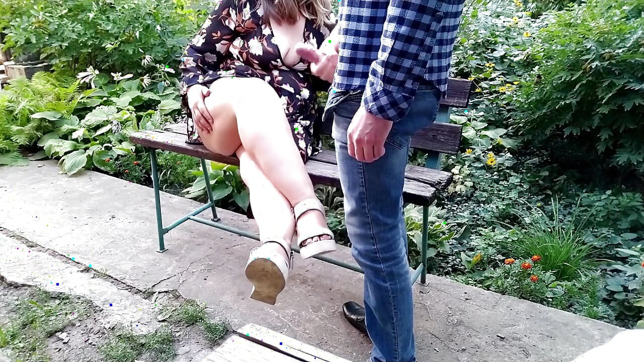 Le beau-fils jouit sur les jambes nues de la belle-mère