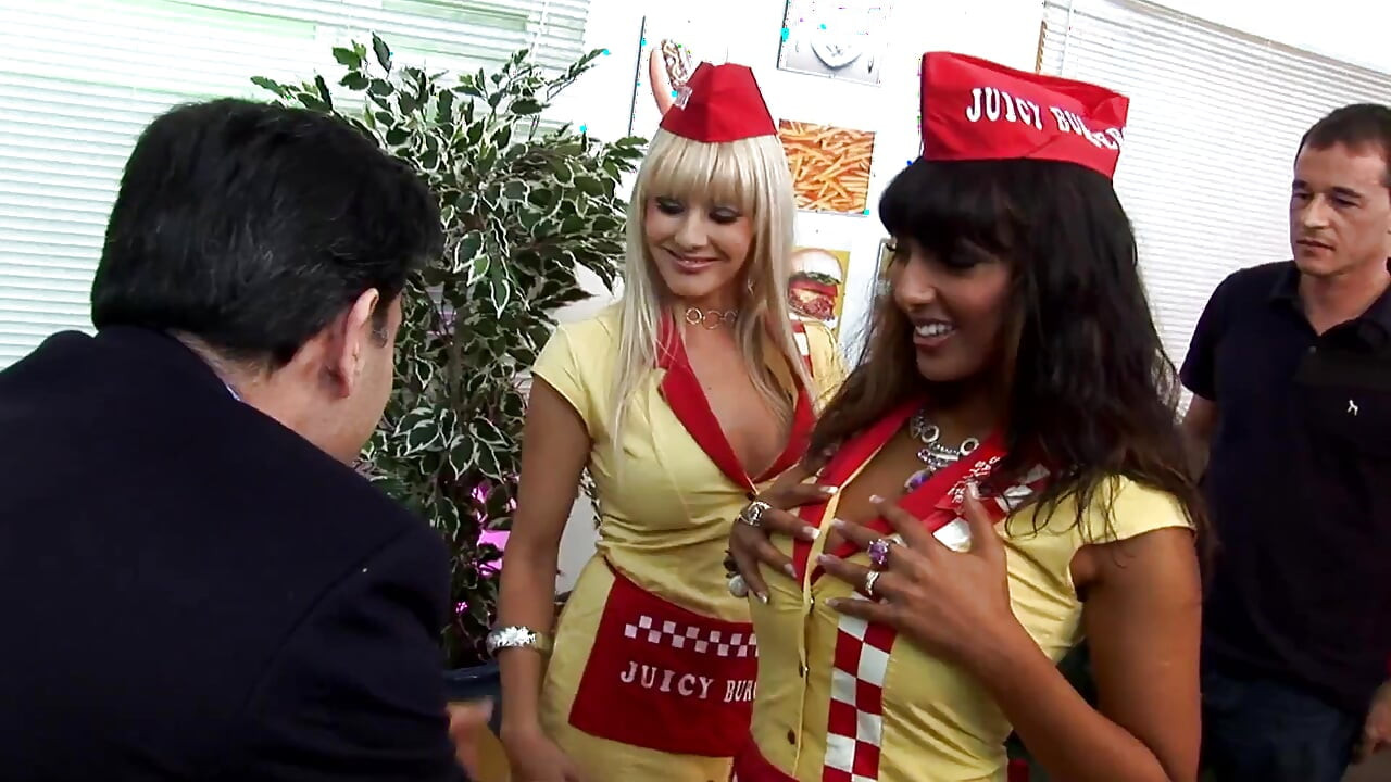 与victoria rose和luna luxx的群交是熟女与