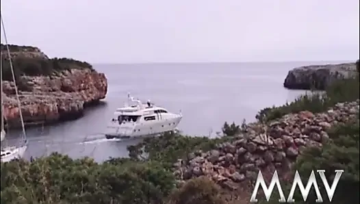 Сладкие крошки шаловливы на пляже