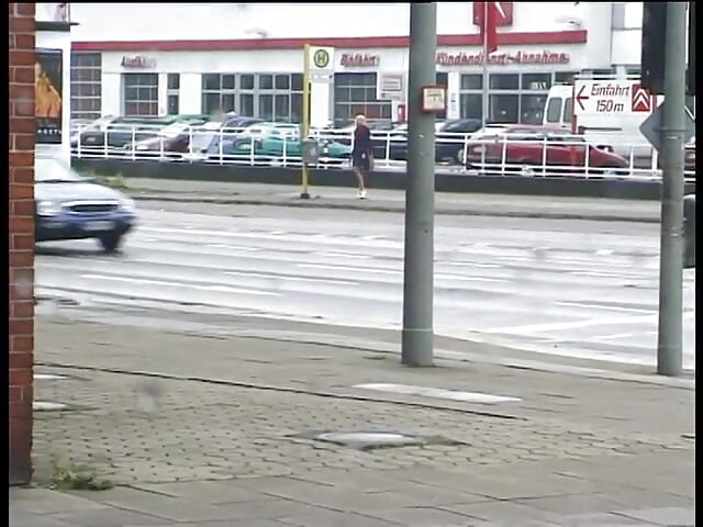 Blonde loszka zostaje zaorana w samochodzie w trójkącie