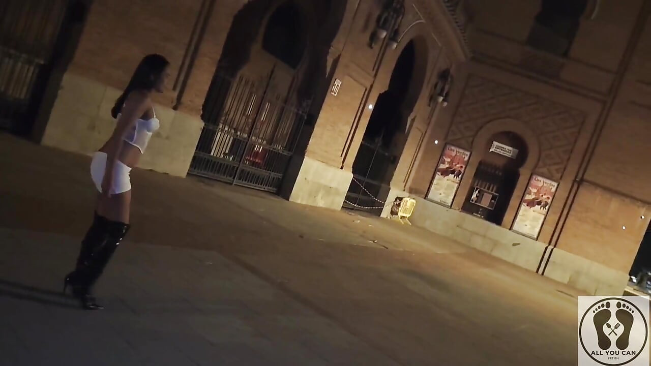 Curvă latino nebună în aer liber exhibiționism public gol
