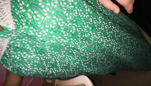 Arabische stiefmutter pinkelt in der toilette nach dem sex mit stiefsohn