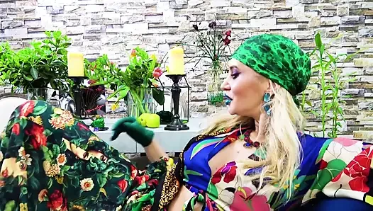 Kiss Poison Ivy 's Green Lips