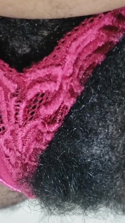 Hermosa madura milf con peludo coño que puso sus bragas a un lado | Clip 1