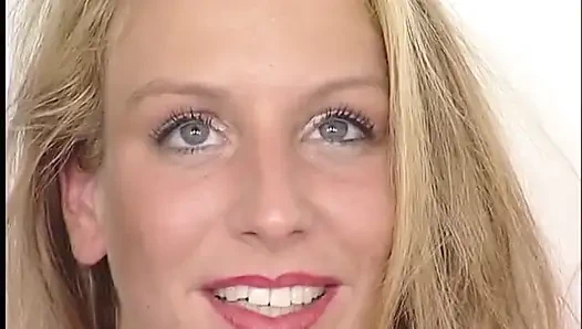 Pirang luar biasa masturbasi dengan dildo