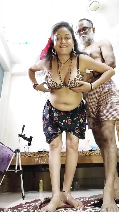 Bhabhi desi India menghisap foreplay ayah tirinya menghisap buah dada puting panas