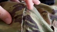 Un soldat de l’armée en service actif caresse sa bite qui grossit à travers son uniforme OCP