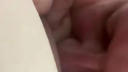 Boşalana kadar yalıyor. Sonunda, hızlıca tatmaları için püskürtmeye izin verdim