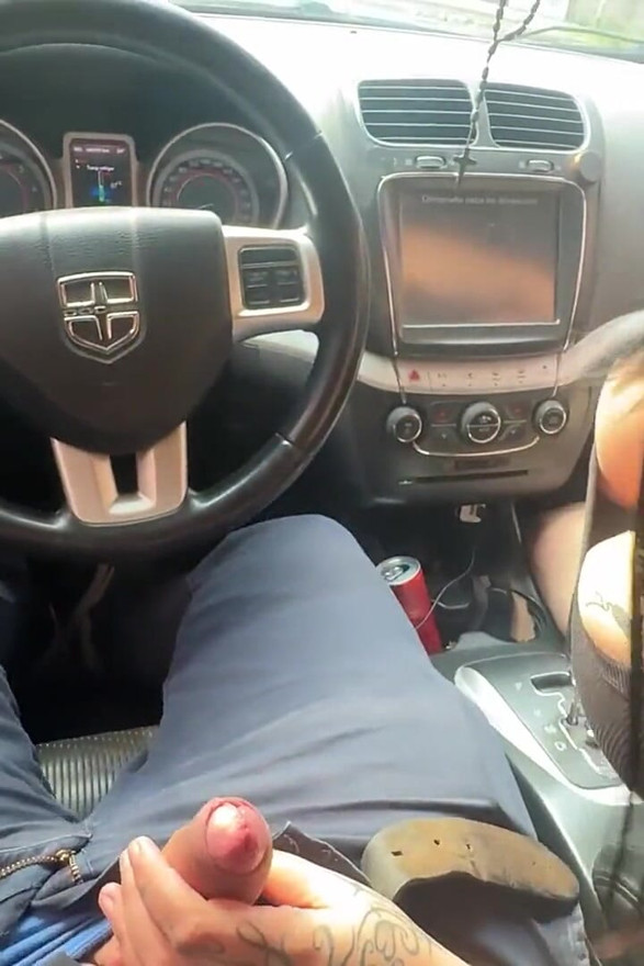 Sexo oral no carro, eles abaixam os vidros para todo mundo ver eu chupando