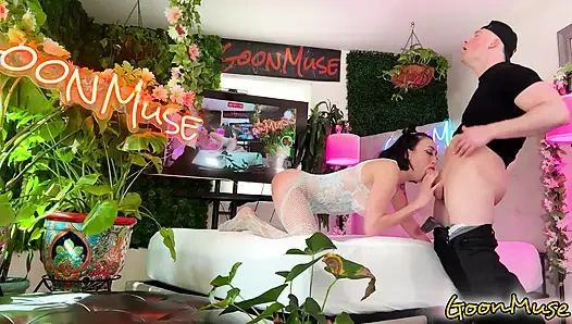 Blaire johnson spreizt ihre beine fürs muschi-hämmern