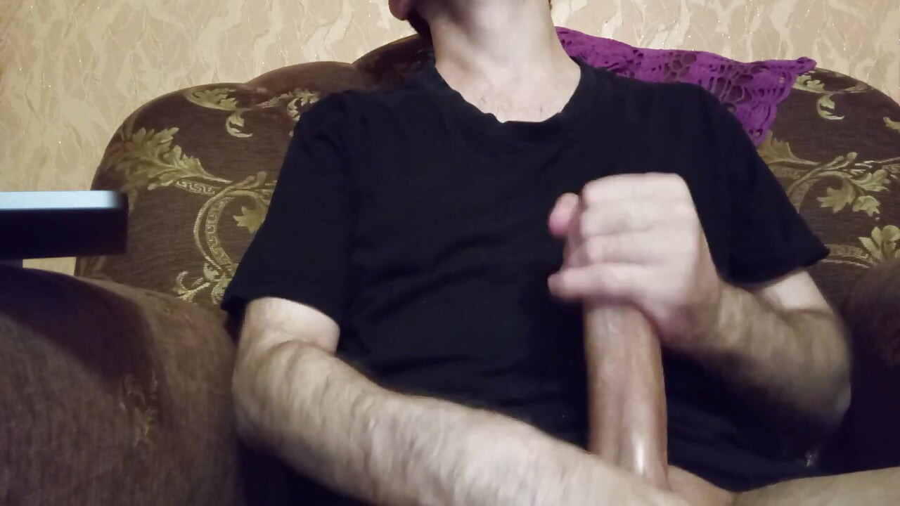 Cowok sange dengan kontol hot lagi asik ngocok kontol