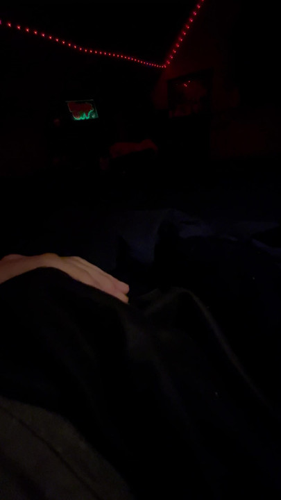 彼女がパーティーグッズを持って戻ってくるのを待ちながら、自分のチンコをしごきながら