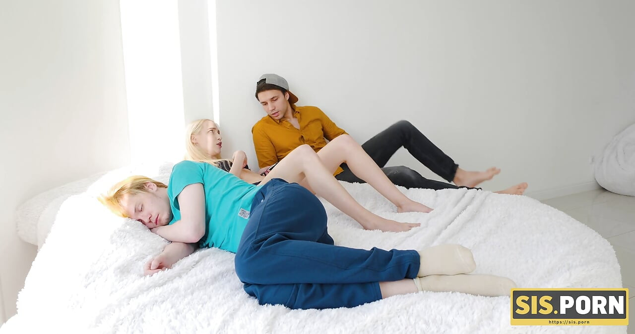 Bạn trai của chị kế của tôi không nghi ngờ rằng anh ấy sẽ đánh thức một cuckold!