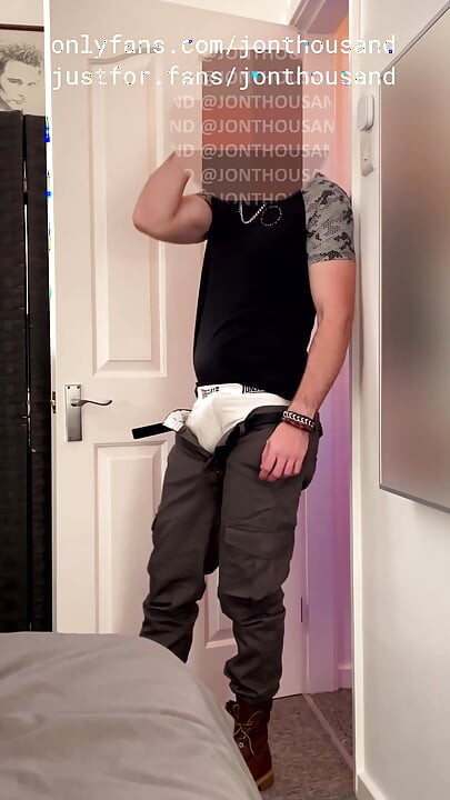 Str8 roommate in from the pub, cums in my room horny af