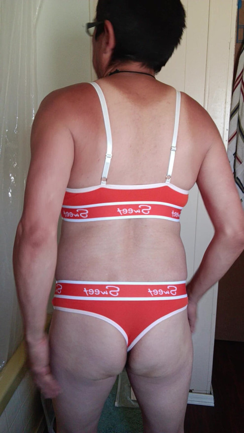 Me playing with my jiggle booty in my Orange outfit :3 rate me in comments daddy or Master :) uwu