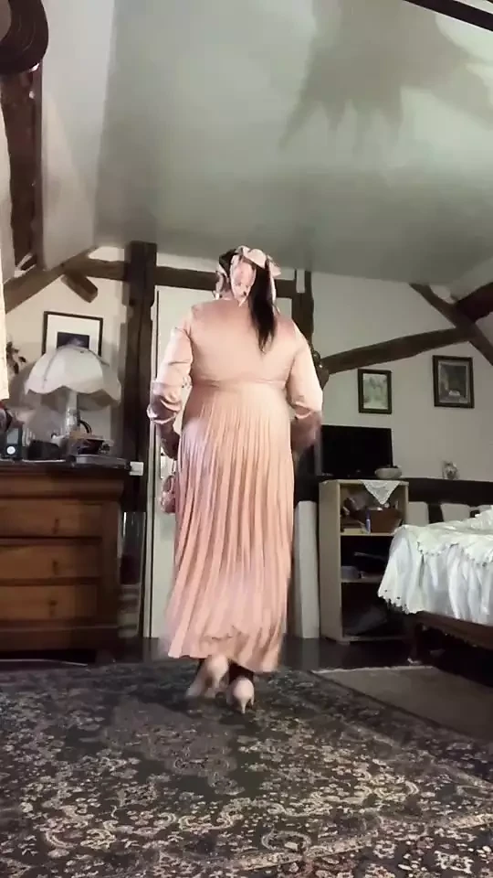 Outfit with a long pink dress
