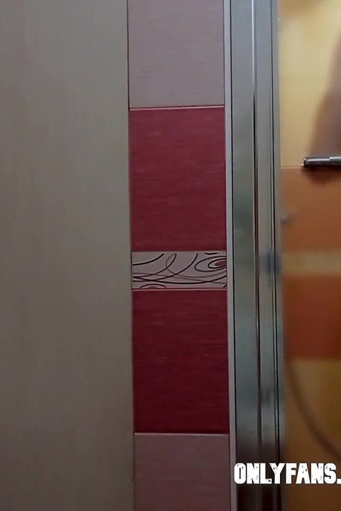 Η γυναίκα απατά τον άντρα της ενώ αυτός είναι στο ντους