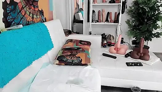 Büyük dildo için götümü açiyorum