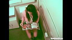 Calda ragazza si sditalina la figa mentre legge la rivista xxx