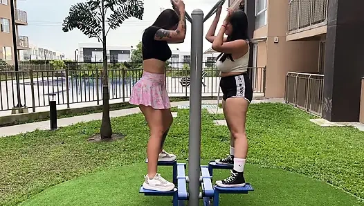 Tetanggaku, yang seorang pelatih, ditawarkan untuk mengajariku... dan kami akhirnya berkeringat lebih dari biasanya