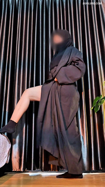 Hijabi Muslim Girl Showing Legs in Abaya 🔥