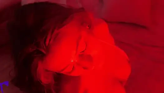 Kırmızı Işıklı Azgın Latin Orta Yaşlı Seksi Kadın Yarağa Tükürüyor, Taşak Emiyor, Elle Muamele Çekiyor Ve Yüzüne Boşalma