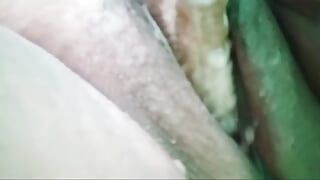 Seksowna filipińska milf robi krem przed seksem