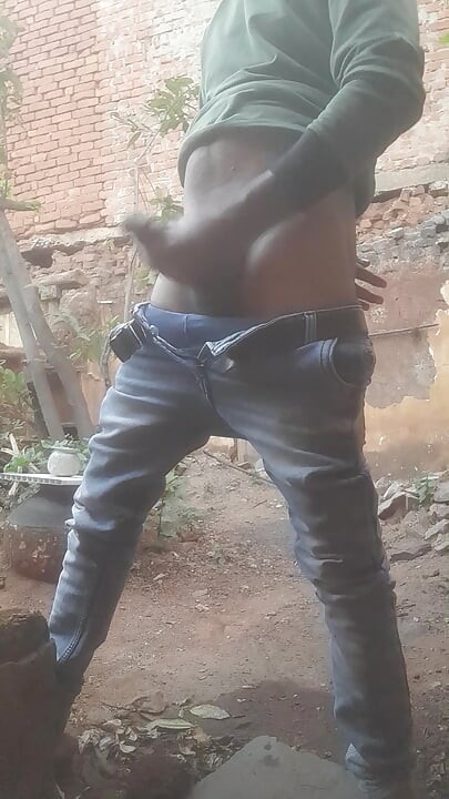 Мужчины пытаются выстрелить спермой