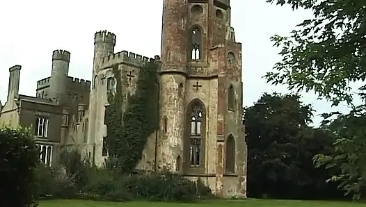 Юной блондинке на высоких каблуках лижут и вспахали ее мокрую киску