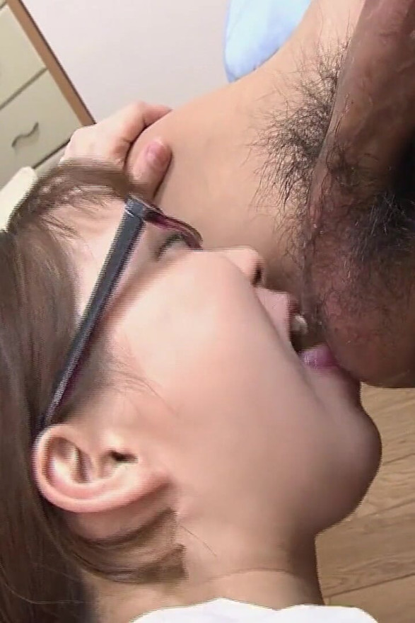 戴眼鏡的日本女孩在深喉口交後被抽插和內射