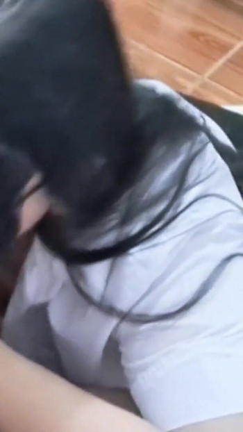 Une étudiante thaïlandaise a été frappée par un radeau à lait. | Clip 1