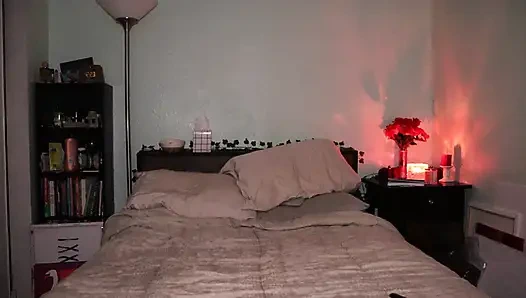 İri güzel kız arkadaş yatmadan önce seksi yoga pozları yapıyor