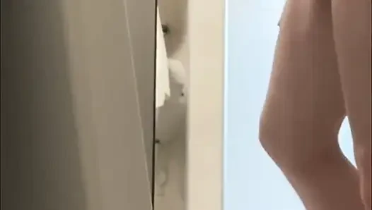 Umumi tuvaletlerde yardım eli - neredeyse yakalanıyor