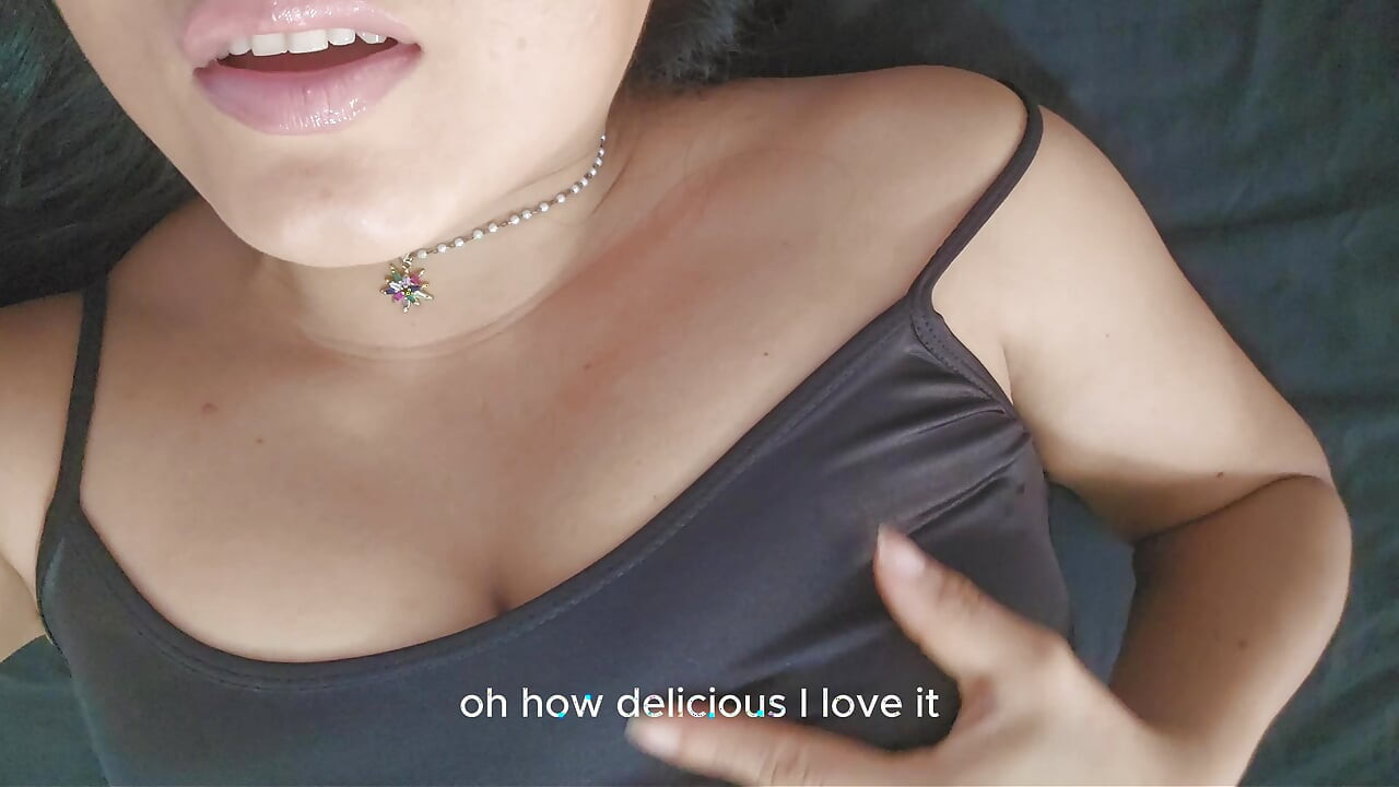 Profit de ocazia de a mă masturba singură în camera mea