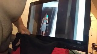 Ich sehe ein neues Video von meiner Ex-Freundin, während sie ihre Shorts fickt