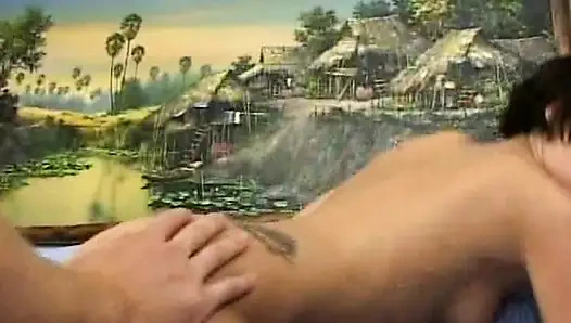 Cewek rambut pendek ngocok kontol suaminya setelah ngentot hot