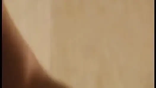 Sert sikişmeden önce esmerin götünü yağlıyor